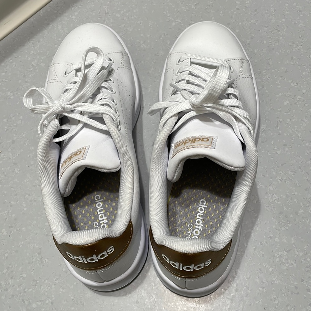 Adidas Advantage Tennis sneaker, size 9